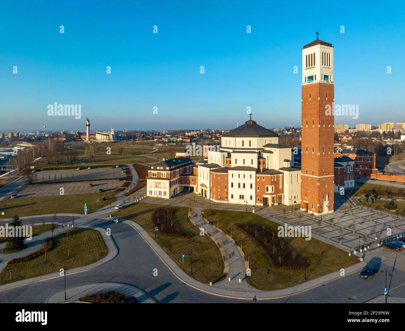 Lagiewniki, Cracovie, Pologne. Sanctuaire, église et centre d'information commémorant l'activité du Pape Jean-Paul II Vue aérienne. Église divine de la miséricorde et Banque D'Images