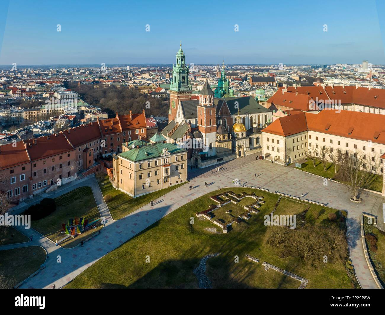 Cracovie. Pologne. Cathédrale et château de Wawel. Vue aérienne au coucher du soleil en hiver. Cour et personnes à pied Banque D'Images