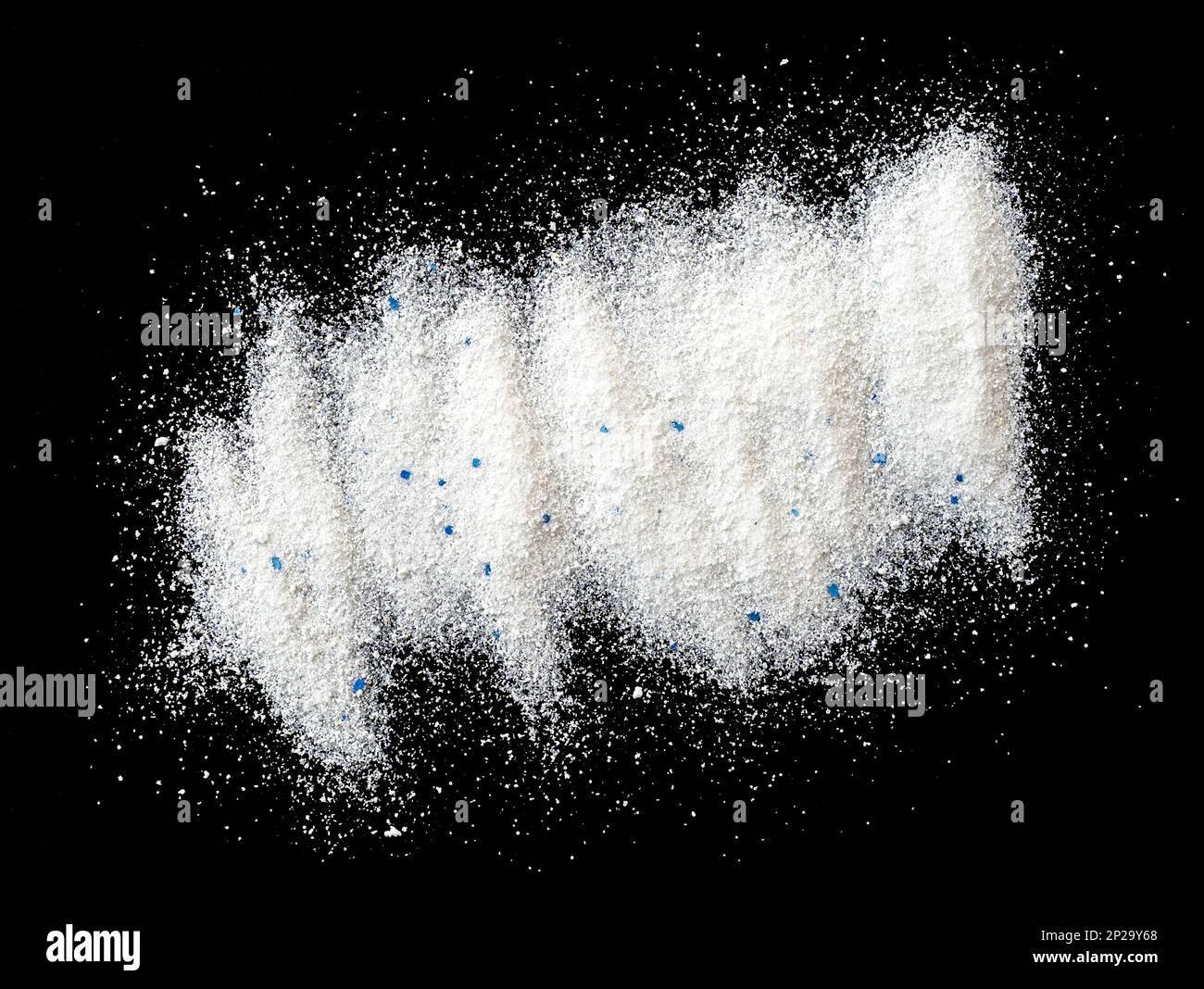 Pile de poudre à laver ou de détergent à lessive isolée sur fond noir, vue du dessus Banque D'Images