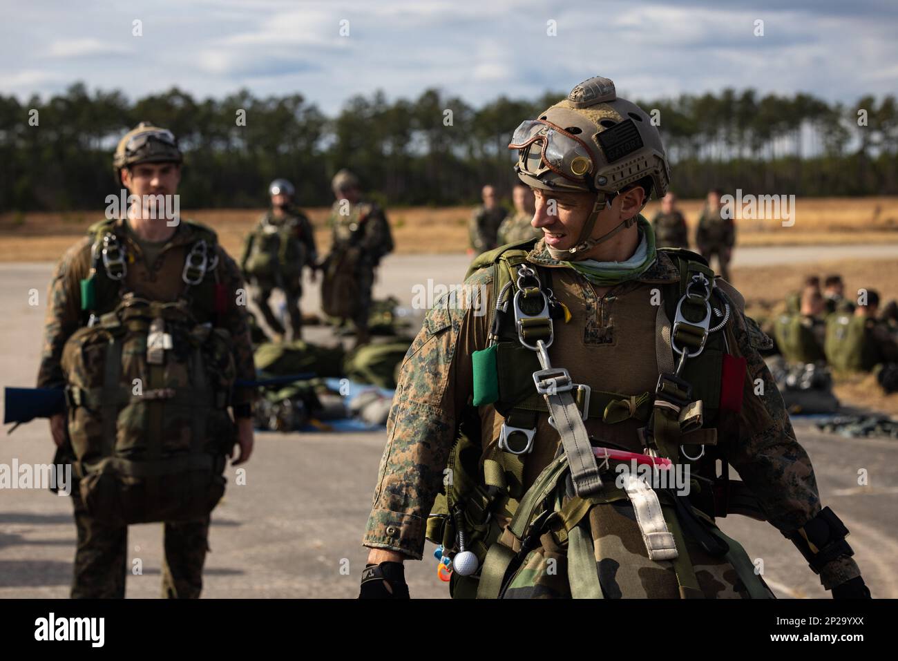 Les Marines, avec le 2D Bataillon de reconnaissance, 2D Marine Division, se préparent à bord d'un avion pour effectuer des opérations de parachutisme à Camp Davis, en Caroline du Nord, le 12 janvier 2023. L'objectif de cette formation était d'améliorer l'état de préparation au combat de 2D Marines de Recon dans les opérations de parachutisme à haute et basse altitude. Banque D'Images