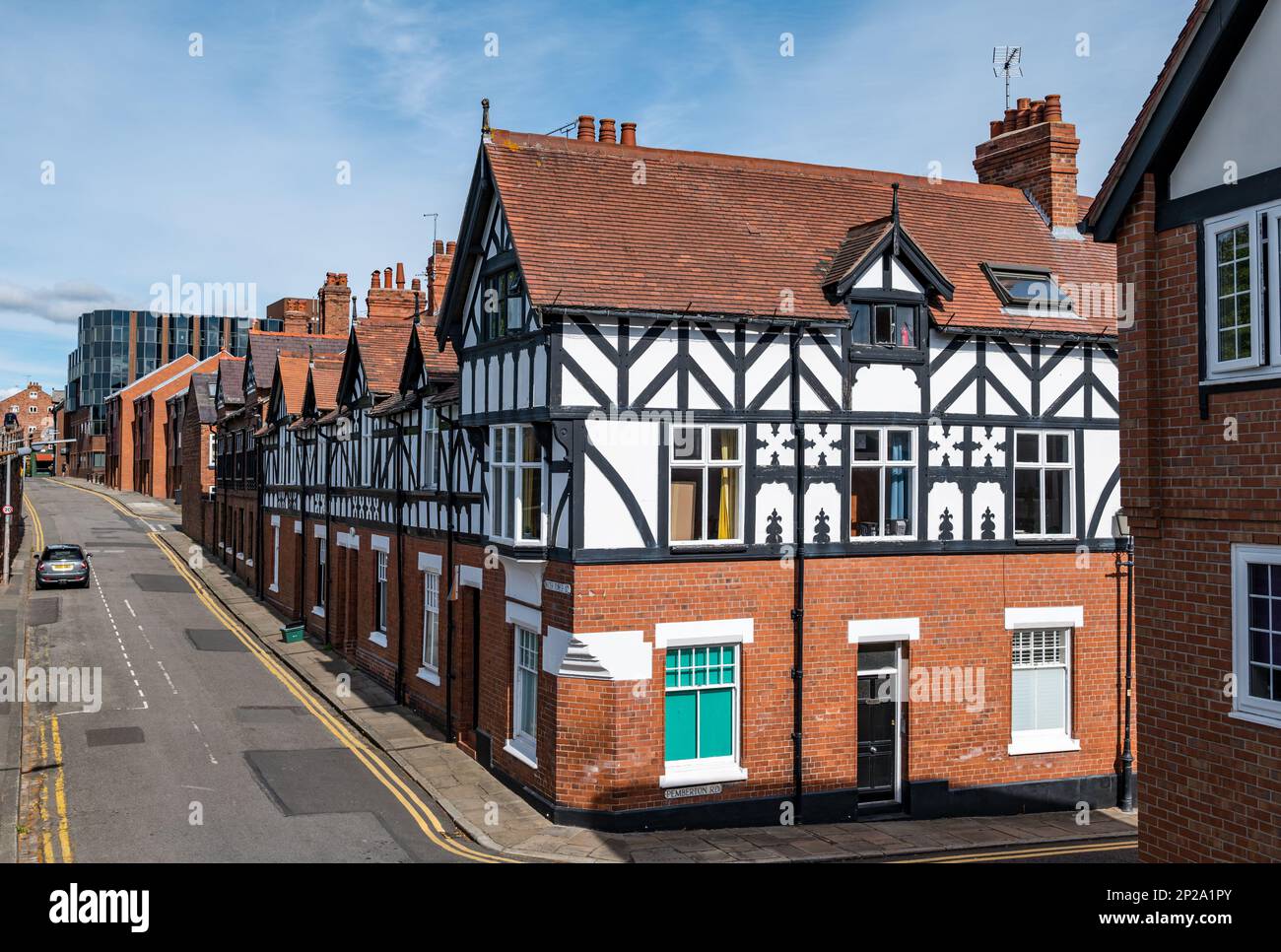 Ancienne terrasse à colombages de maisons sur Water Tower Street avec deux lignes jaunes pour ne pas se garer, Chester, Angleterre, Royaume-Uni Banque D'Images