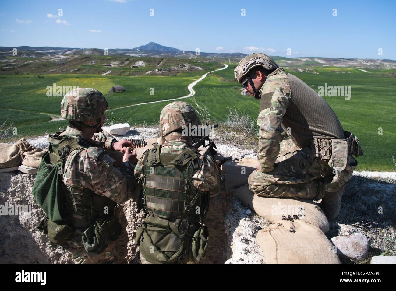 Les troupes chypriotes mènent une formation sur la maîtrise des armes en engageant des cibles auprès d'un Negev 7,62 dans une aire de tir à Larnaca, Chypre, le 17 février 2023, dans le cadre de l'exercice Silver Falcon 23. Silver Falcon 23 est un exercice bilatéral entre les États-Unis et Chypre, conçu pour améliorer l'interopérabilité entre les militaires des deux nations afin de s'assurer qu'ils sont prêts à toute éventualité, en particulier ceux qui impliquent une intervention en cas de crise et des opérations d'évacuation non combattantes. La Brigade aéroportée de 173rd est la U.S. La Force de réaction en cas d'urgence de l'armée en Europe, qui fournit des forces rapidement déployables à Banque D'Images