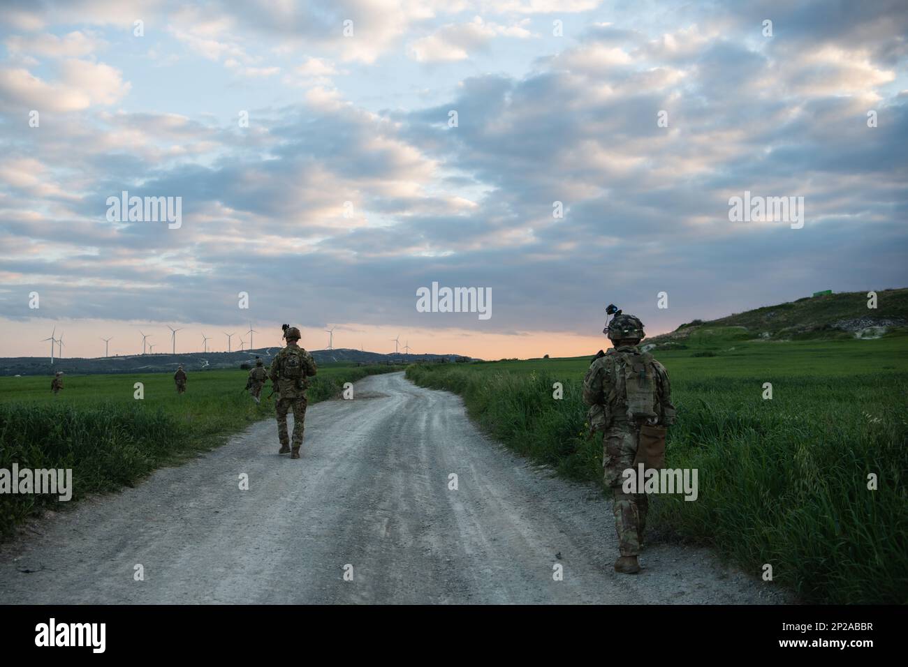 ÉTATS-UNIS Les parachutistes de l'armée affectés au 2nd Bataillon, 503rd Airborne Infantry Regiment, 173rd Airborne Brigade se déplacent vers un objectif lors d'une patrouille lors d'un exercice de tir à blanc au niveau de l'équipe de force sur la force avec les troupes chypriotes à Larnaca (Chypre), le 16 février 2023, dans le cadre de l'exercice Silver Falcon 23. Silver Falcon 23 est un exercice bilatéral entre les États-Unis et Chypre, conçu pour améliorer l'interopérabilité entre les militaires des deux nations afin de s'assurer qu'ils sont prêts à toute éventualité, en particulier ceux qui impliquent une intervention en cas de crise et des opérations d'évacuation non combattantes. Le 173 Banque D'Images