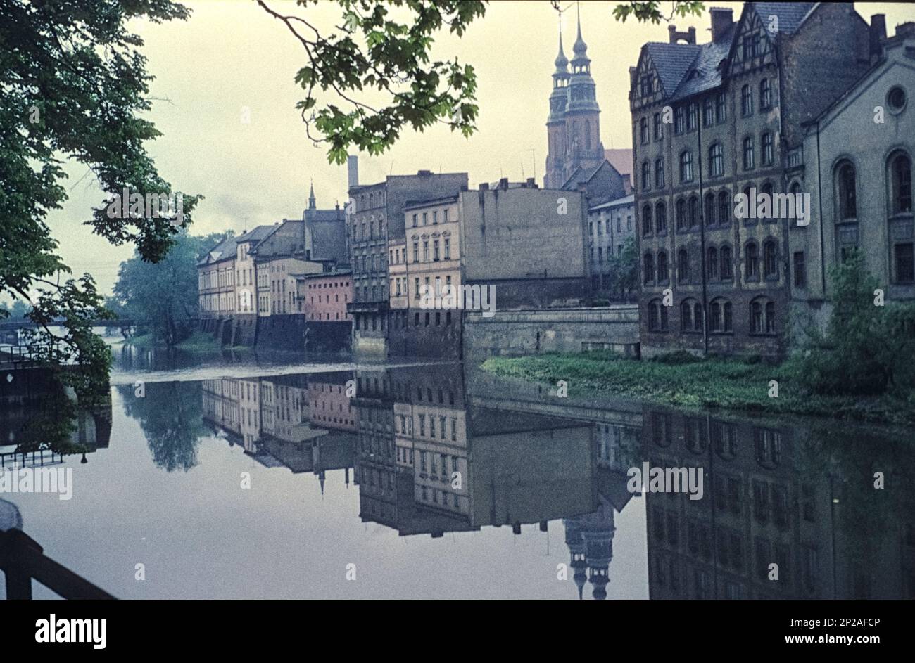 Ancien lit de ruisseau de la rivière Oder, canal Młynówka (Mühlgraben), et la petite Venise. Derrière les maisons, l'Église de la Sainte-Croix. Opole, Pologne, 1962 Banque D'Images