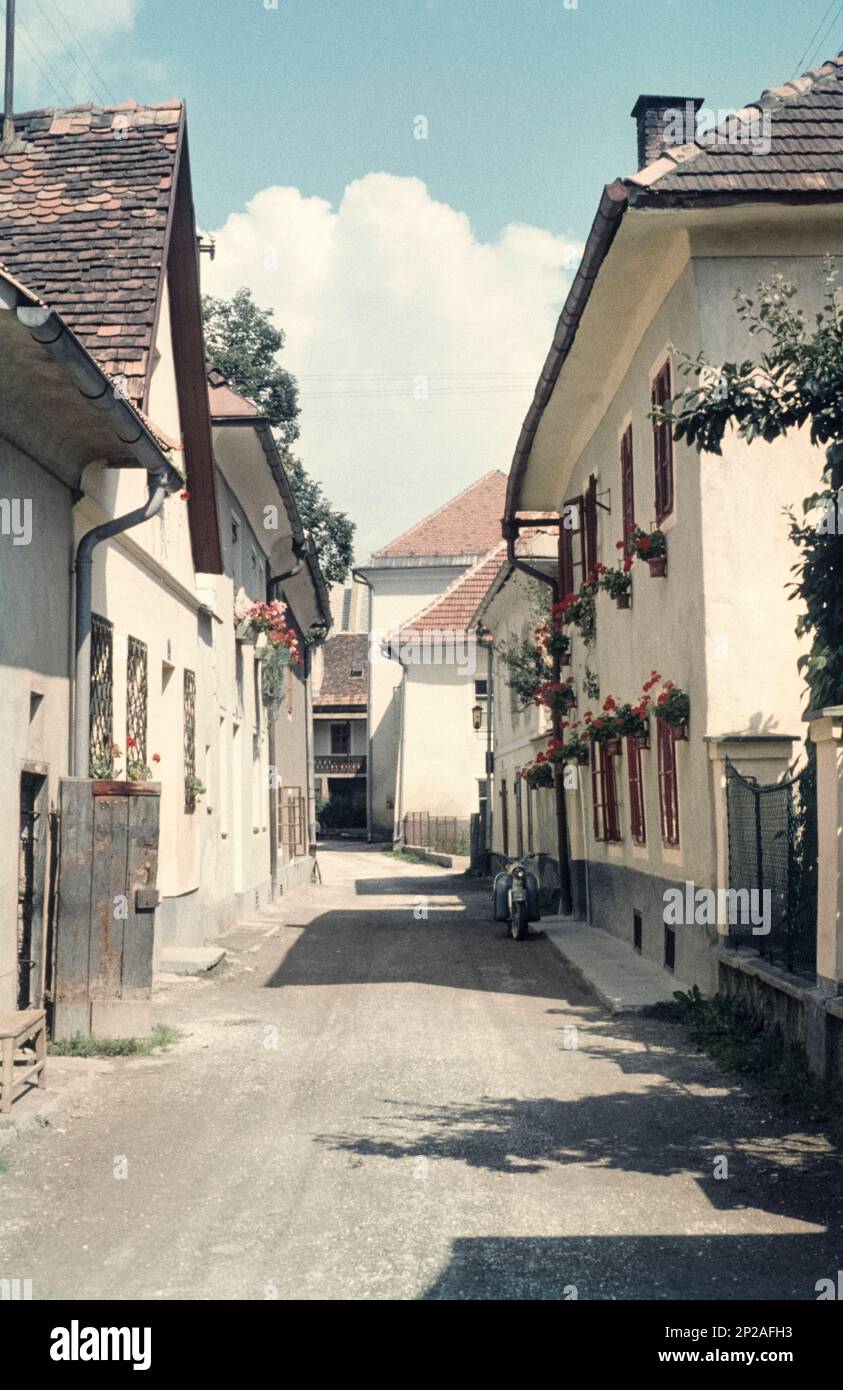 Rue dans une ville en Carinthie dans le 1960s. Sankt Veit an der Glan, Carinthie, Autriche, vers 1968 Banque D'Images