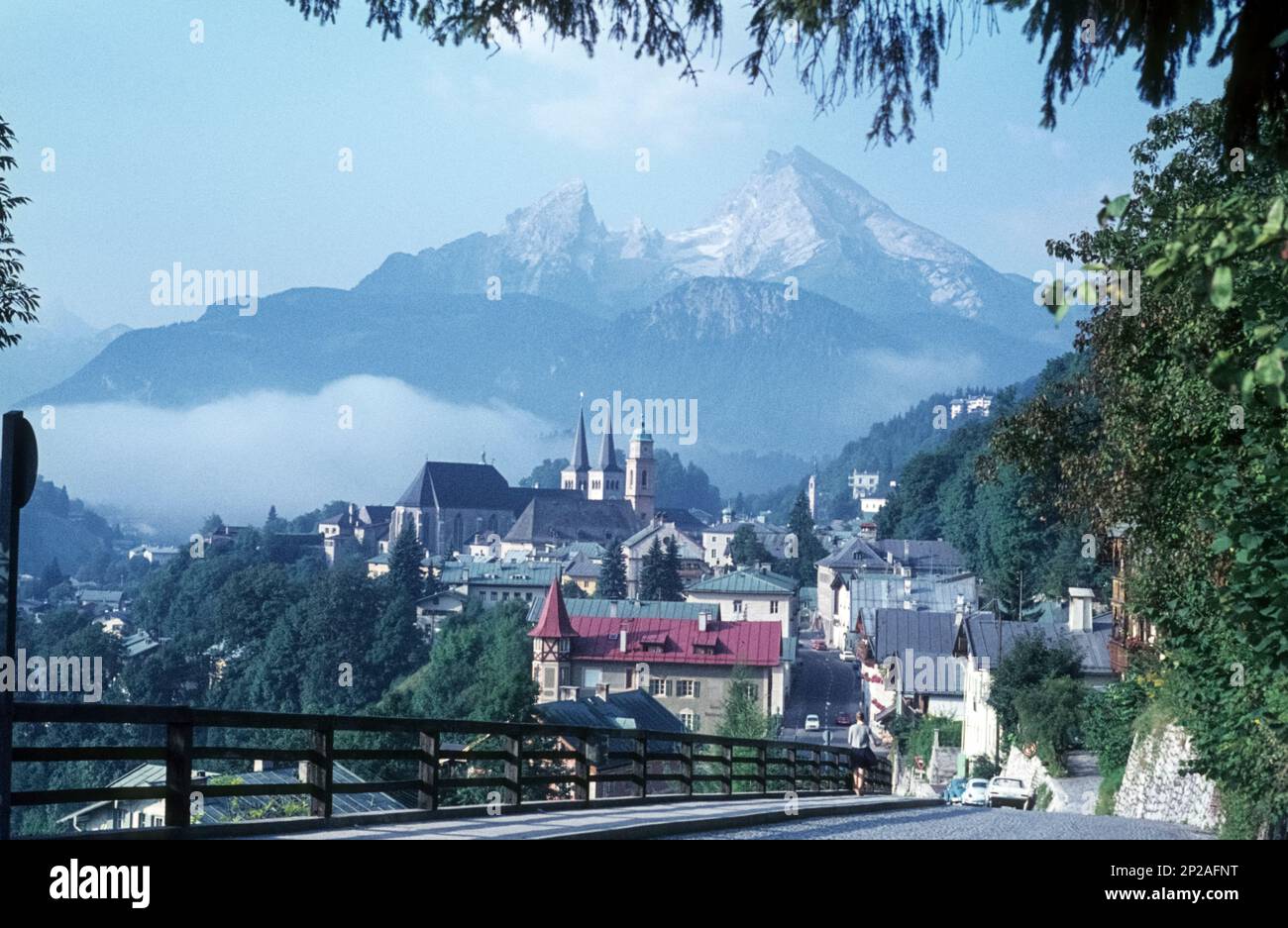 Berchtesgaden avec l'église de Saint Andreas et l'église de Saint Pierre, le massif de Watzmann en arrière-plan. Berchtesgaden, Bavière, Allemagne, 1970 Banque D'Images