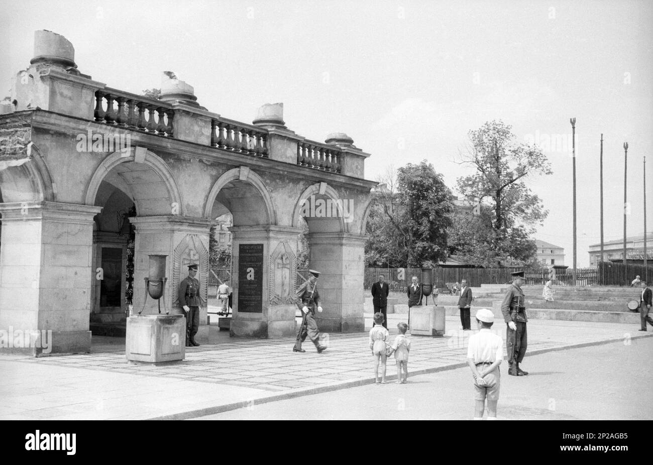 Changement de la garde à la tombe du Soldat inconnu, place Pilsudski, Varsovie, Pologne, juin 1956 Banque D'Images