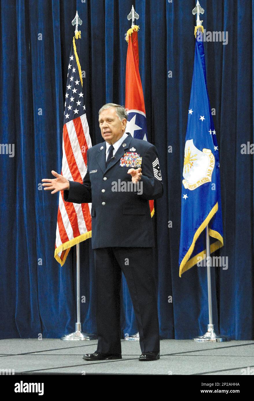 Chief Master Sgt. George Vitzthum talks about his thirty-eight years in the Air Force and the Air National Guard during a building dedication ceremony naming a dormatory for the Air National Guard Airman Leadership School building in his honor at the Air National Guard Base at McGhee Tyson Air Base in Knoxville, Tenn., Thursday, Oct. 8, 2015. (Tom Sherlin/The Daily Times via AP) Banque D'Images