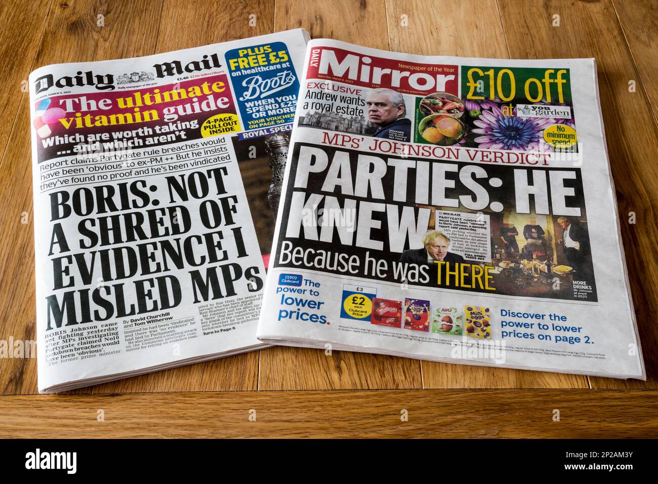 4 mars 2023. Les titres Daily Mirror et Daily Mail ont des points de vue très différents sur le nouveau rapport intermédiaire du comité des privilèges jusqu'à Boris Johnson et Partygate. Banque D'Images