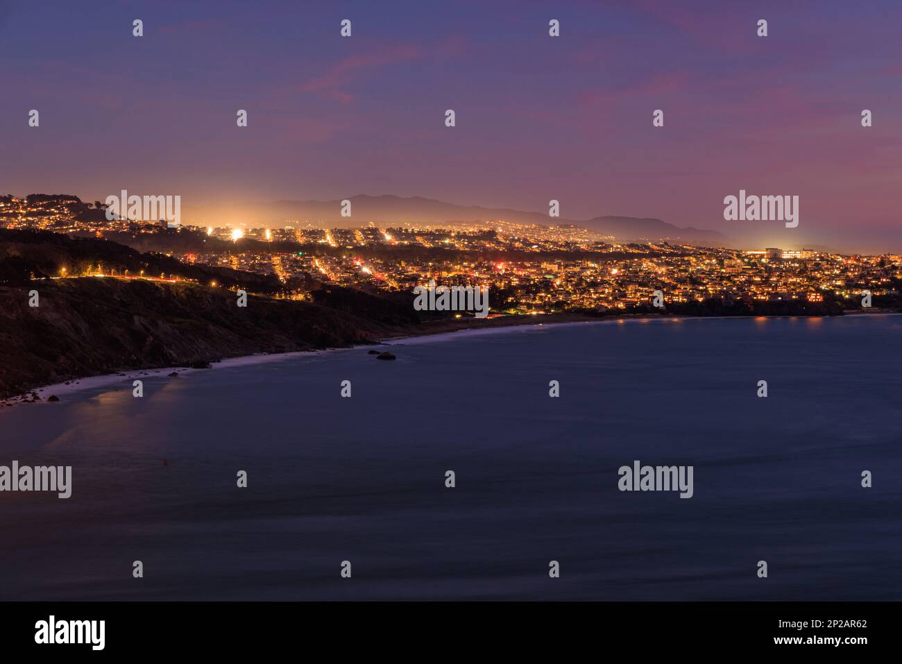 Rues et collines dans les quartiers de la côte de San Francisco la nuit Banque D'Images