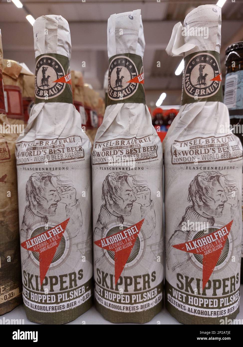 Bouteilles de bière Skippers sans alcool par Island Brewery dans un supermarché Banque D'Images