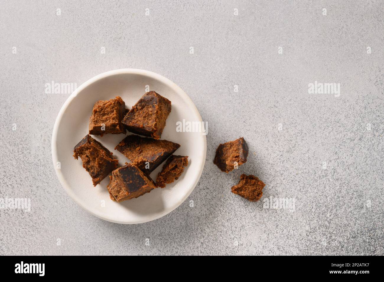 Kithul jaggery et sirop de mélasse sucré naturel sur fond gris. Vue de dessus. Sucre de remplacement et superaliment à faible indice glycémique. Palm Banque D'Images