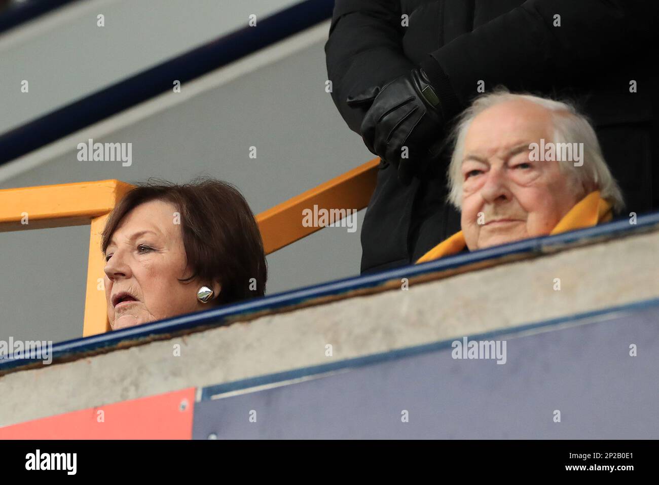 Londres, Royaume-Uni. 04th mars 2023. Delia Smith, actionnaire majoritaire de Norwich City, et son mari Michael Wynn-Jones seenDelia Smith, actionnaire majoritaire de Norwich City, ont été vus avant le coup d'envoi lors du match de championnat EFL Sky Bet entre Millwall et Norwich City à la Den, Londres, Angleterre, le 4 mars 2023. Photo de Carlton Myrie. Utilisation éditoriale uniquement, licence requise pour une utilisation commerciale. Aucune utilisation dans les Paris, les jeux ou les publications d'un seul club/ligue/joueur. Crédit : UK Sports pics Ltd/Alay Live News Banque D'Images