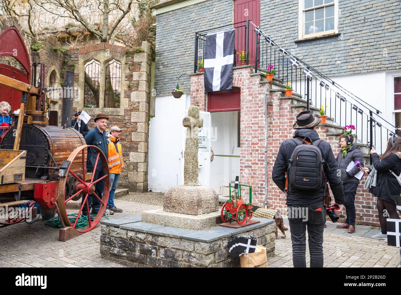 Redruth, Cornwall, Royaume-Uni, 4th mars 2023, la fête de St Piran’s (Gool Peran à Cornish) est la journée du comté de Cornwall, qui se tient le 5th mars de chaque année. La journée porte le nom d'un des saints patrons de Cornwall, Saint Piran, qui est aussi le Saint patron des mineurs d'étain. Les célébrations ont eu lieu sous la forme de personnes dansant et de groupes par le biais de la ville Center.Credit:Keith Larby/Alamyl Live News Banque D'Images