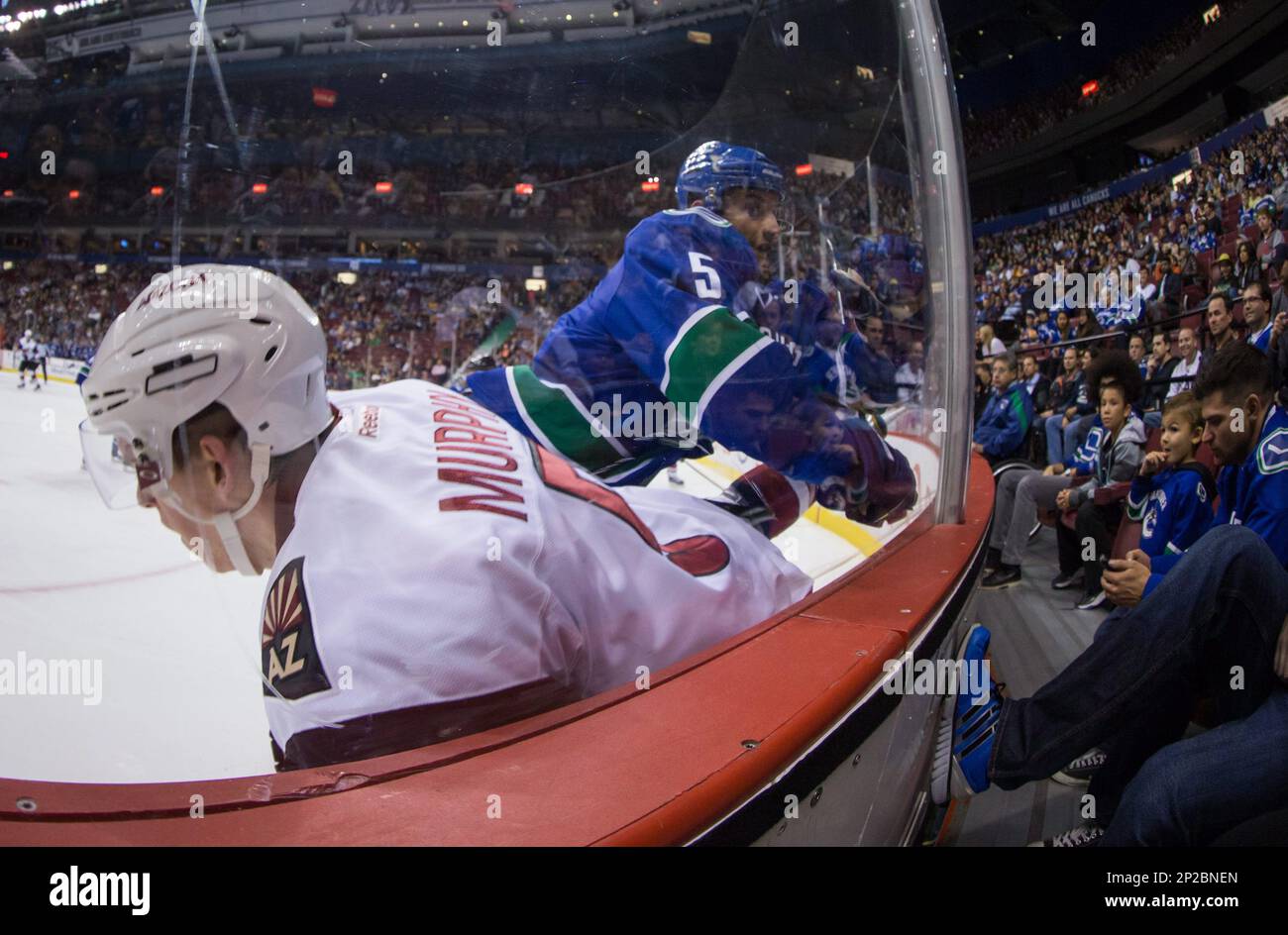 Vancouver Canucks' Luca Sbisa, right, of Italy, checks Arizona Coyotes' Connor Murphy during the first period of a preseason NHL hockey game in Vancouver, British Columbia, Monday, Sept. 28, 2015. (Darryl Dyck/The Canadian Press via AP) MANDATORY CREDIT Banque D'Images