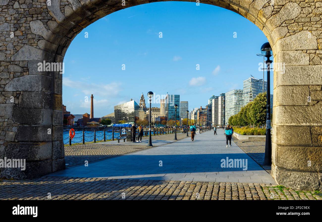 Vue sur le front de mer de Liverpool à travers l'ancienne arcade de 1855, à côté du quai de Salthouse Banque D'Images