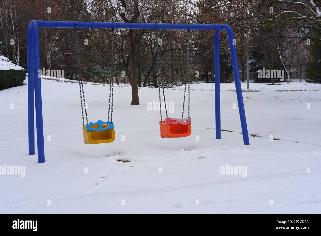 En hiver, déneiger sous les couleurs vives Banque D'Images