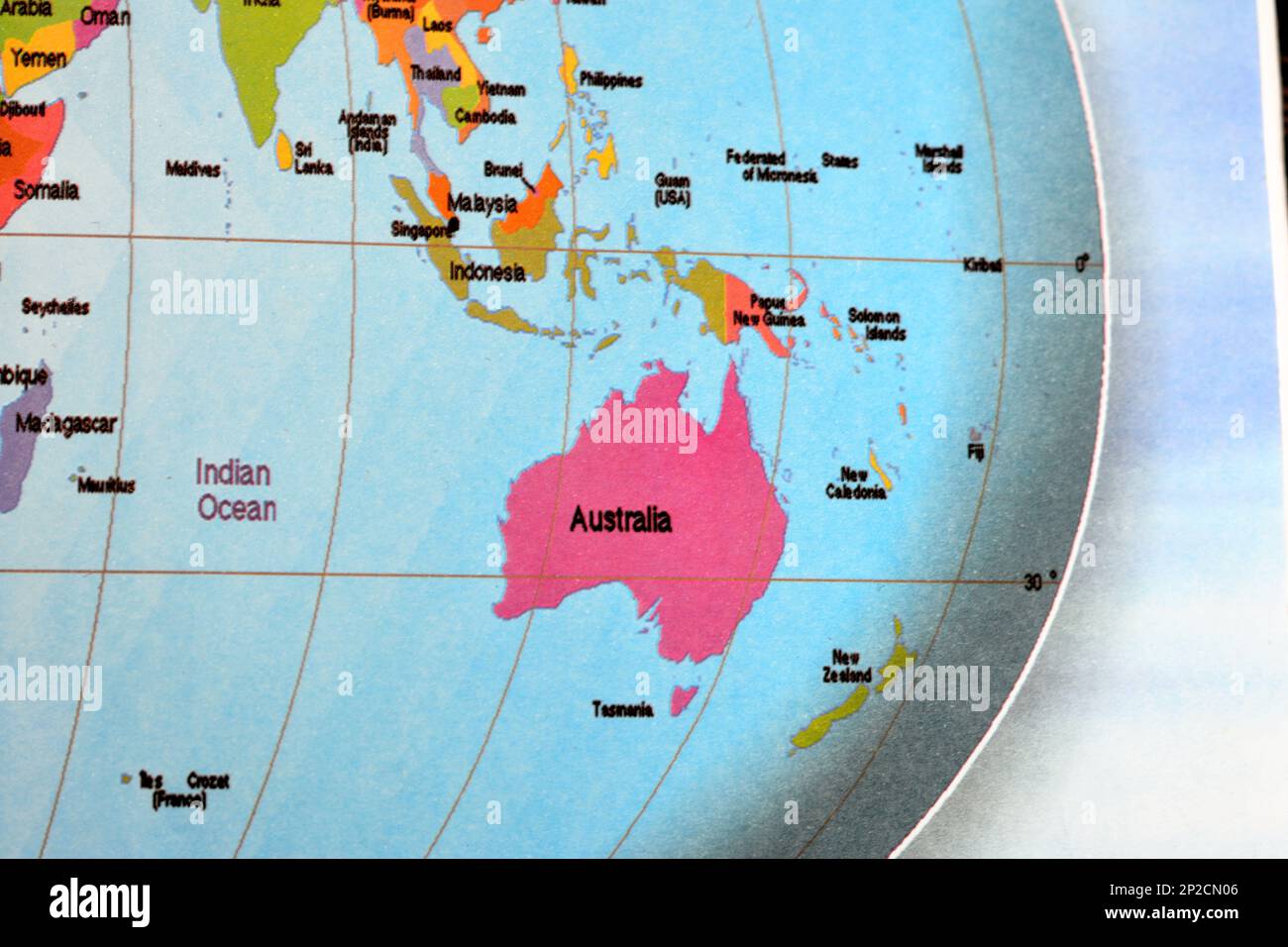 Continent australien entouré par l'océan Indien et la Nouvelle-Zélande, l'Indonésie, la Malaisie, Singapour et d'autres pays de la carte mondiale de la Terre, Trav Banque D'Images