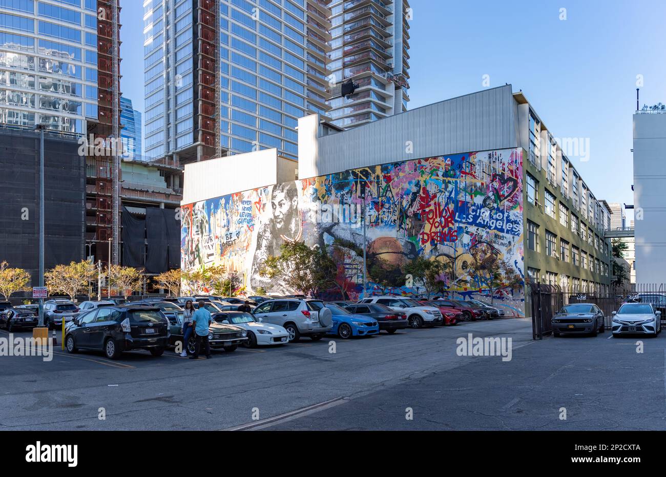 Une photo de la fresque de la star des Clippers, Kawhi Leonard, créée par l'artiste M. Brainwash dans le centre-ville de Los Angeles en 2022. Banque D'Images