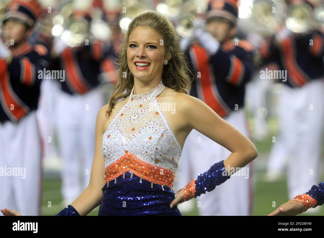 05 September 2015: An Auburn majorette performs at the Chick-Fil-A Kickoff game between the Louisville Cardinals and the Auburn Tigers. Auburn defeated Louisville by the score of 31-24 at the Georgia Dome in Atlanta, Georgia. (Icon Sportswire via AP Images) Banque D'Images