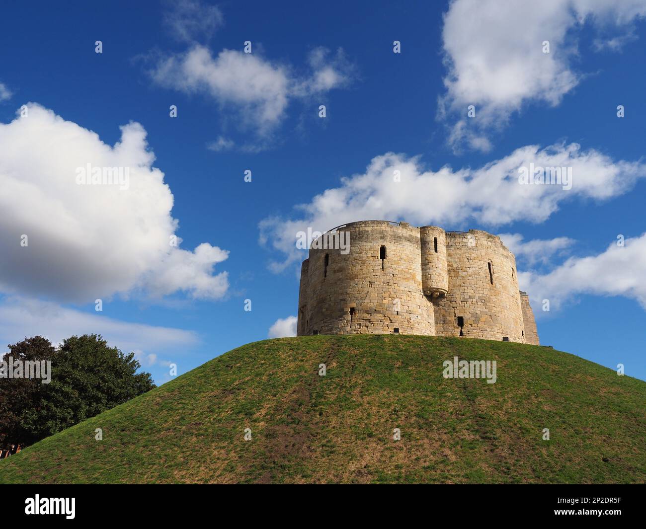 Le célèbre monument historique appelé Clifford's Tower à York Banque D'Images