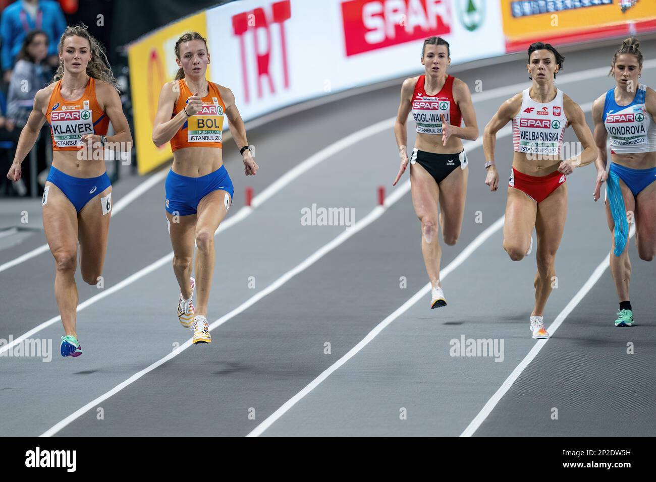 ISTANBUL - Femke bol et Lieke Klaver en action lors de la finale de 400 mètres le troisième jour des Championnats européens d'athlétisme en salle en Turquie. ANP RONALD HOOGENDOORN Banque D'Images