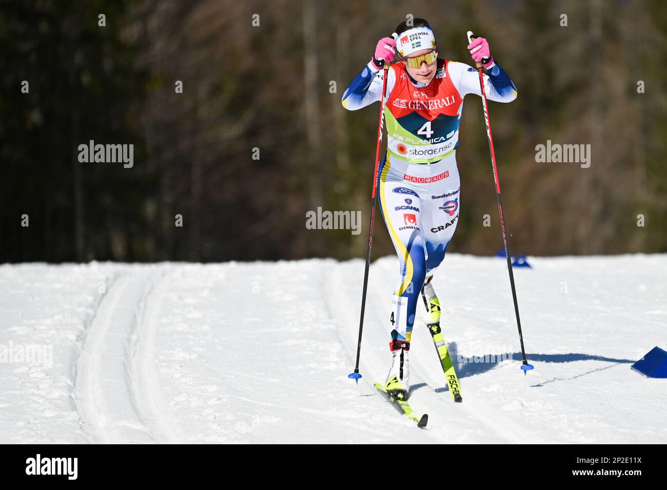 Planica, Slovénie. 4 mars 2023. Ebba Andersson, en Suède, dirige la course classique féminine de 30 kilomètres aux Championnats du monde de ski nordique 2023 de la FIS à Planica, en Slovénie. Elle a gagné la course. Crédit : John Lazenby/Alamy Live News Banque D'Images