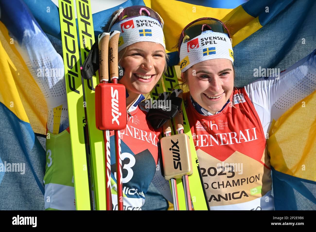 Planica, Slovénie. 4 mars 2023. Swedes Frida Karlsson, à gauche, et Ebba Andersson après avoir terminé première et troisième dans la course féminine classique de 30 kilomètres aux Championnats du monde de ski nordique FIS 2023 à Planica, en Slovénie. Crédit : John Lazenby/Alamy Live News Banque D'Images