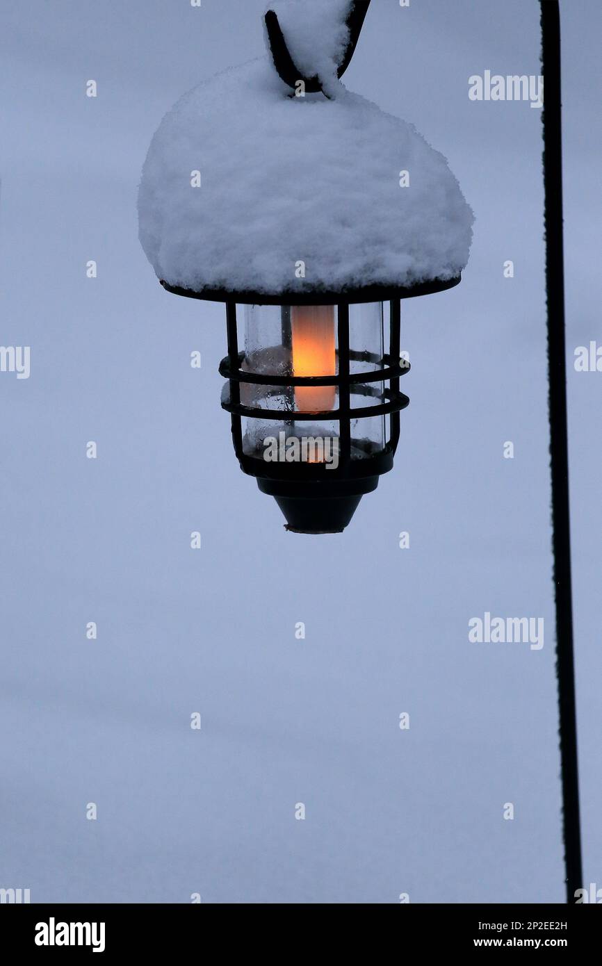 Lanterne solaire dans la neige Banque D'Images