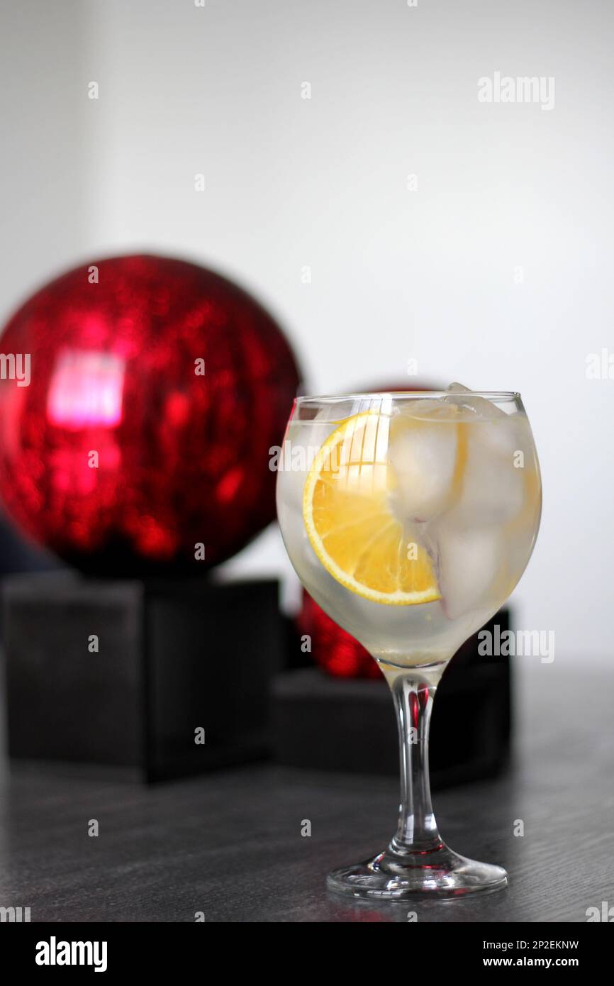 Gin orange sur table gris vintage avec sphères rouges Banque D'Images