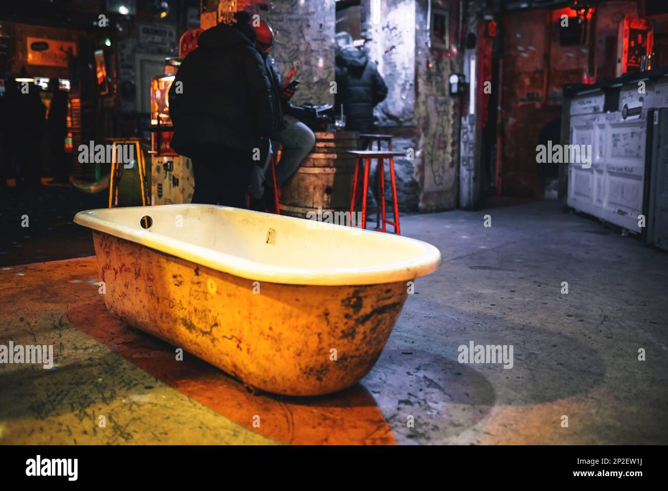 Szimla Kert, célèbre pub Ruin à l'intérieur de Budapest. Ancienne baignoire  placée dans un bar. Budapest, Hongrie - 2 février 2023 Photo Stock - Alamy