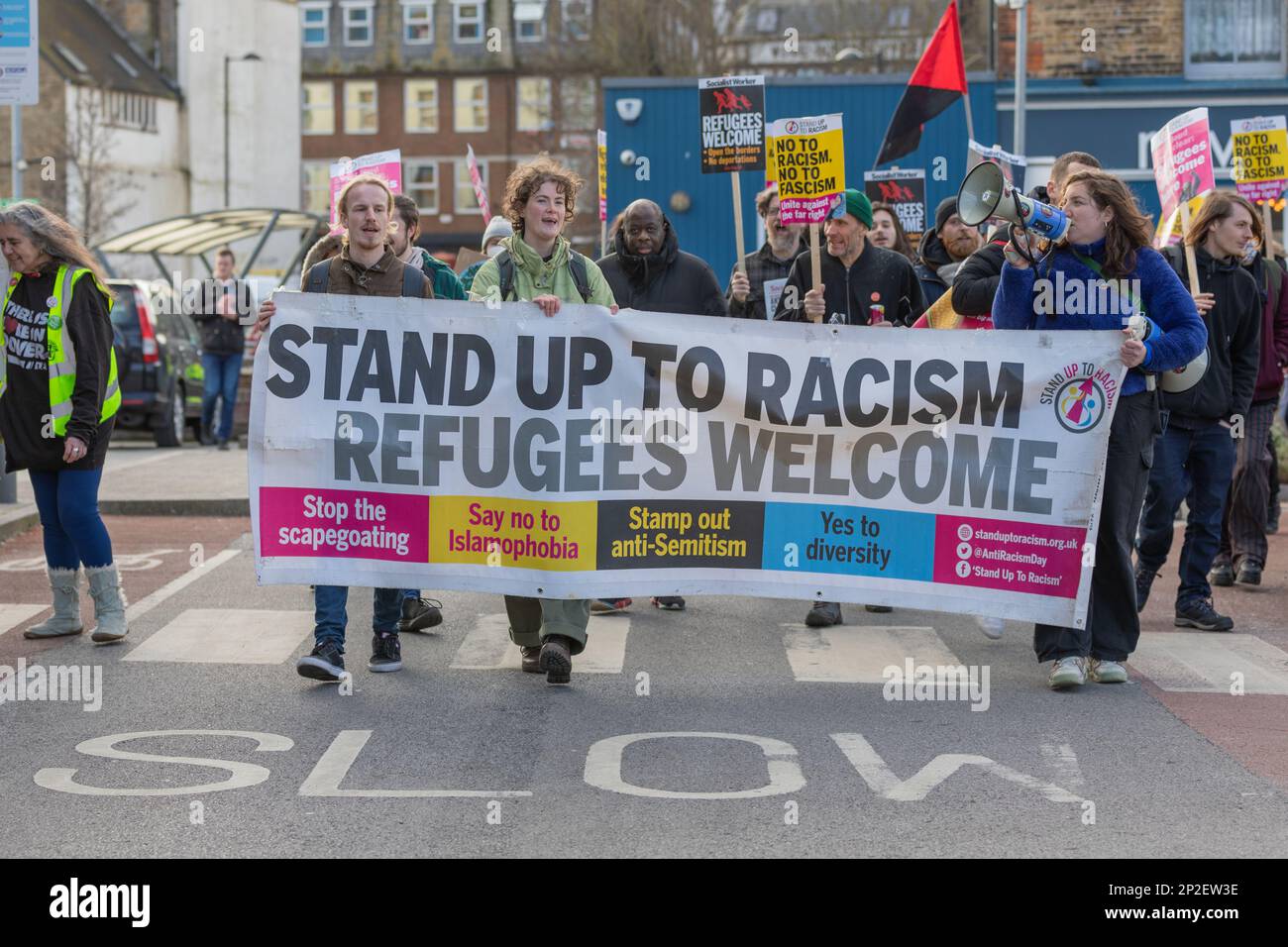 Douvres, Royaume-Uni. 4 mars 2023. Les manifestants à Douvres défilent avec une bannière « debout contre le racisme », appelant au soutien des réfugiés, à la diversité et à la fin des boucs émissaires, de l’islamophobie et de l’antisémitisme. Des groupes d’extrême droite protestent à Douvres contre le nombre croissant de réfugiés traversant la Manche dans de petites embarcations, la RNLI et la Border Force, qu’ils accusent de les avoir amenés au Royaume-Uni. Penelope Barritt/Alamy Live News Banque D'Images