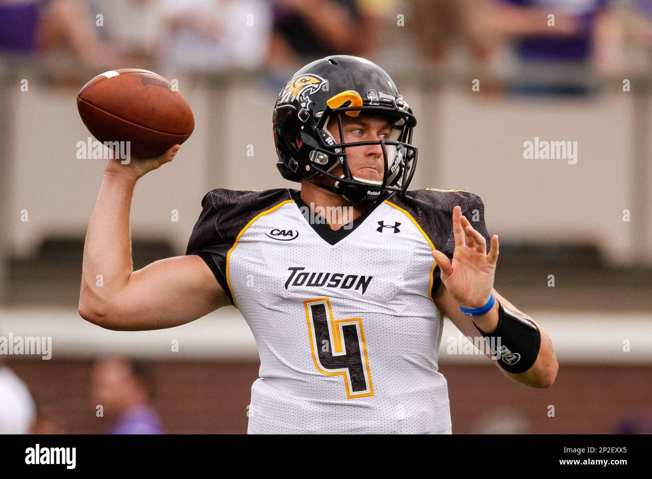 September 5, 2015: quarterback Connor Frazier (4) of the Towson Tigers gets loose during warm ups of the NCAA football matchup between the Townson Tigers and the East Carolina Pirates at Dowdy Ficklen Stadium in Greenville, NC. Scott Kinser/CSM (Cal Sport Media via AP Images) Banque D'Images
