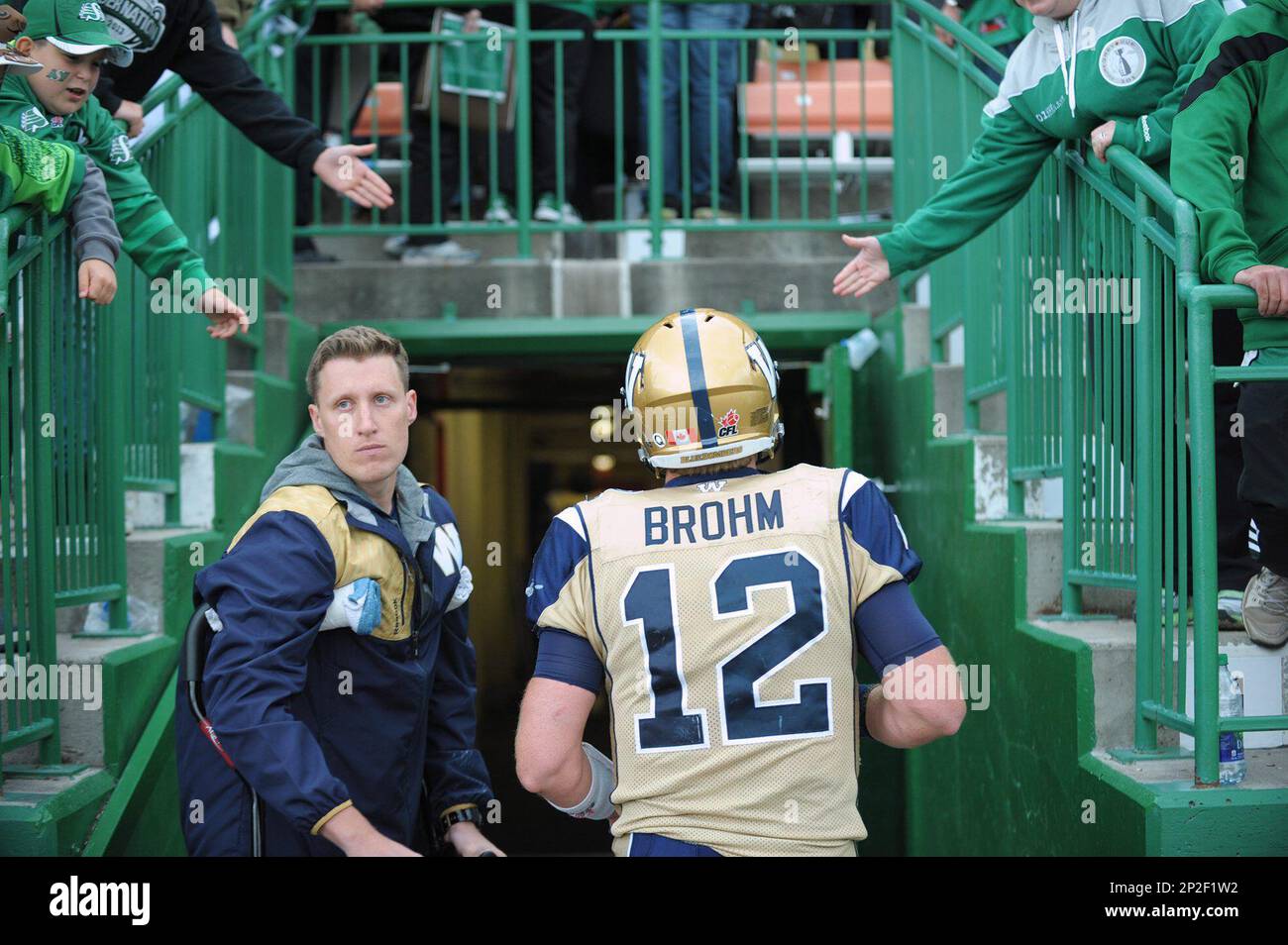 Winnipeg Blue Bombers' quarterback Brian Brohm exits the field as Saskatchewan Roughriders fans celebrate their first win of the season over the Blue Bombers in Regina, Saskatchewan on Sunday, Sept. 6, 2015. (Mark Taylor/The Canadian Press via AP) MANDATORY CREDIT Banque D'Images