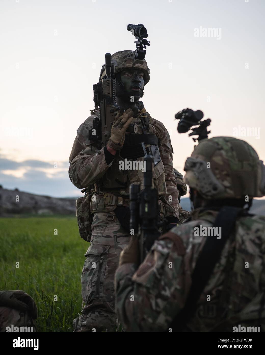 Un soldat chypriote parle à son équipe après avoir mené un exercice de tir à blanc au niveau de l'équipe de force sur la force avec les États-Unis Parachutistes de l'armée affectés au 2nd Bataillon, 503rd Airborne Infantry Regiment, 173rd Airborne Brigade à Larnaca, Chypre, 16 février 2023, dans le cadre de l'exercice Silver Falcon 23. Silver Falcon 23 est un exercice bilatéral entre les États-Unis et Chypre, conçu pour améliorer l'interopérabilité entre les militaires des deux nations afin de s'assurer qu'ils sont prêts à toute éventualité, en particulier ceux qui impliquent une intervention en cas de crise et des opérations d'évacuation non combattantes. L'Airbo 173rd Banque D'Images