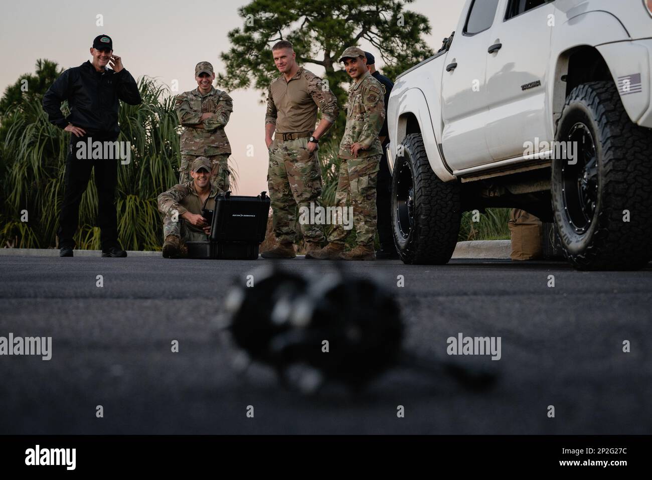 Les défenseurs affectés à l'équipe des services d'urgence de l'escadron 6th des forces de sécurité utilisent un robot Throwbot II à la base aérienne de MacDill, en Floride, le 11 janvier 2023. Le Throwbot II est utilisé pour enregistrer et transmettre instantanément des vidéos et des enregistrements audio dans des environnements intérieurs et extérieurs. Le robot aide les défenseurs de la Force aérienne à évaluer les situations, à prendre des décisions éclairées et à effectuer des tâches sans causer de dommages à des vies ou à des biens. Banque D'Images