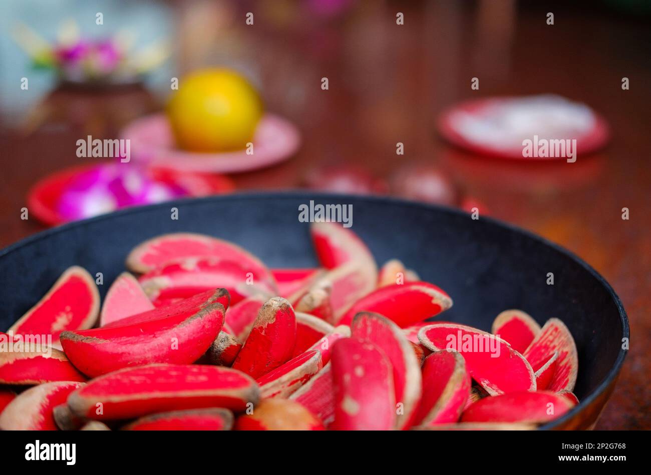 Un gros plan de blocs lunaires - Jiaǒ BEI （筊杯）- dans un temple taïwanais Banque D'Images
