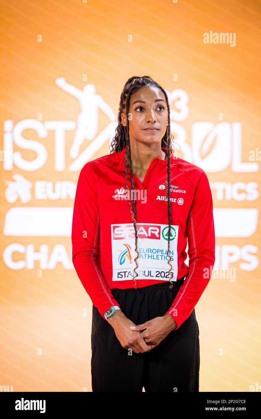 Nafissatou Nafi Thiam en Belgique, photographié lors de la cérémonie du podium de la compétition féminine de pentathlon à l'édition 37th des Championnats européens d'athlétisme en salle, à Istanbul, en Turquie, le samedi 04 mars 2023. Les championnats ont lieu du 2 au 5 mars. BELGA PHOTO JASPER JACOBS Banque D'Images