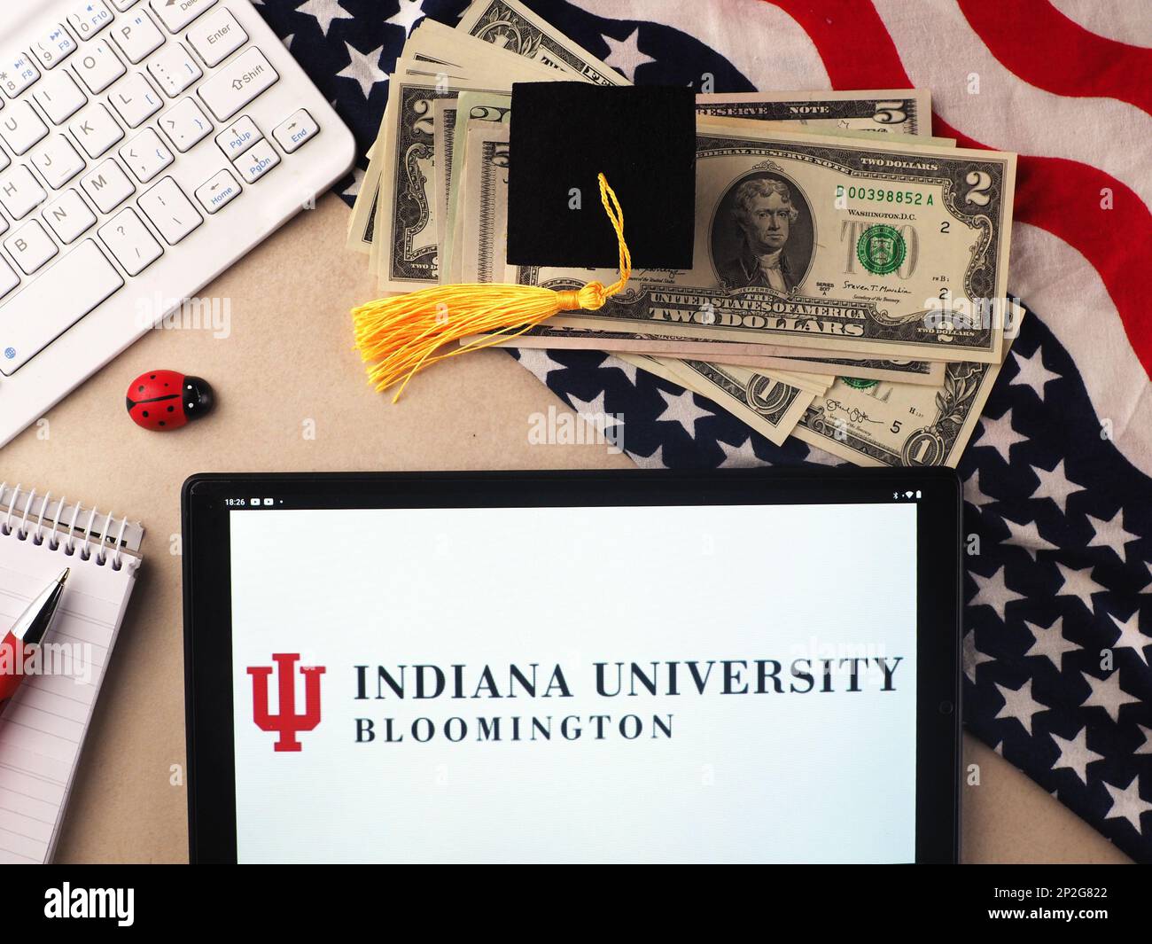 Dans cette illustration, le logo Bloomington de l'Indiana University est affiché sur une tablette. Banque D'Images