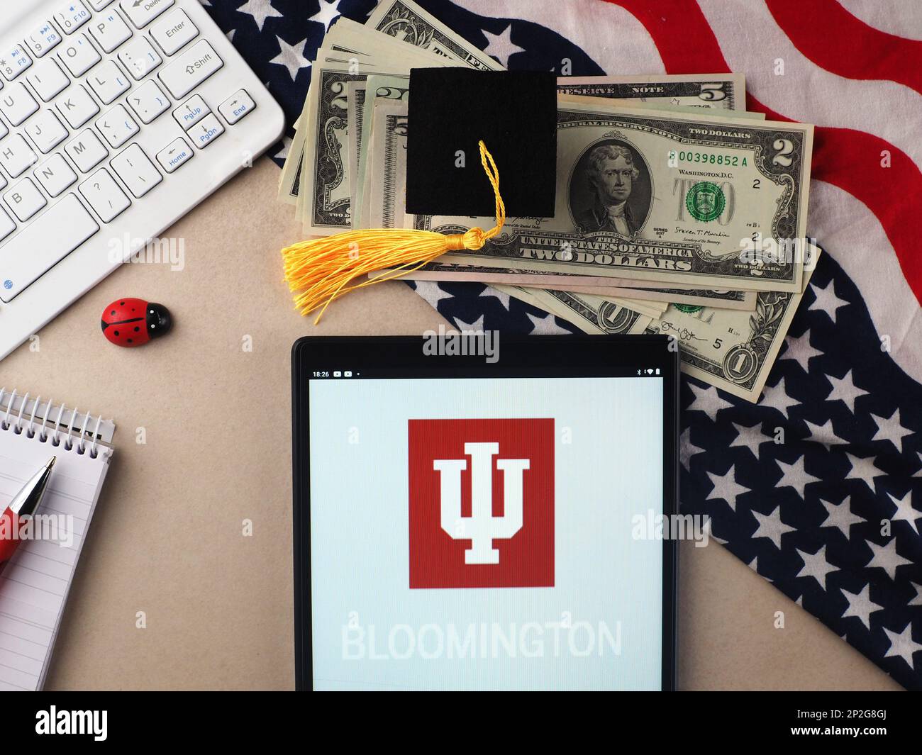 Dans cette illustration, le logo Bloomington de l'Indiana University est affiché sur une tablette. Banque D'Images