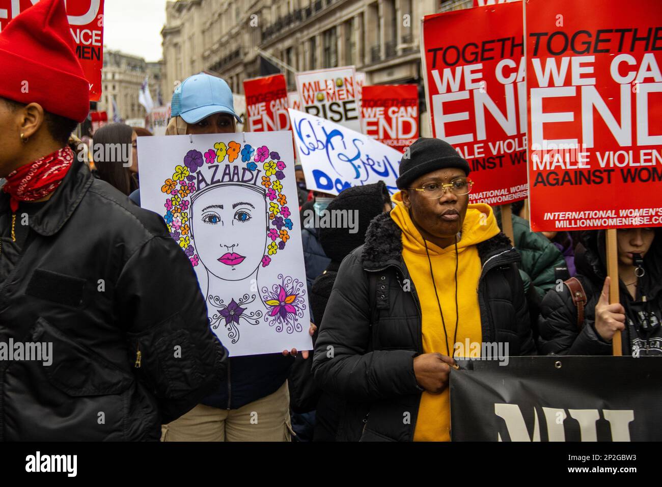 Londres, Royaume-Uni - 4 mars 2023 : des milliers de femmes ont défilé dans le centre de Londres vers Trafalgar Square pour protester contre la violence masculine et pour l'égalité des sexes. La marche et le rassemblement ont été organisés dans le cadre de l'événement annuel million Women Rise qui a eu lieu pour commémorer la Journée internationale de la femme. Credit: Sinai Noor/Alay Live News Banque D'Images