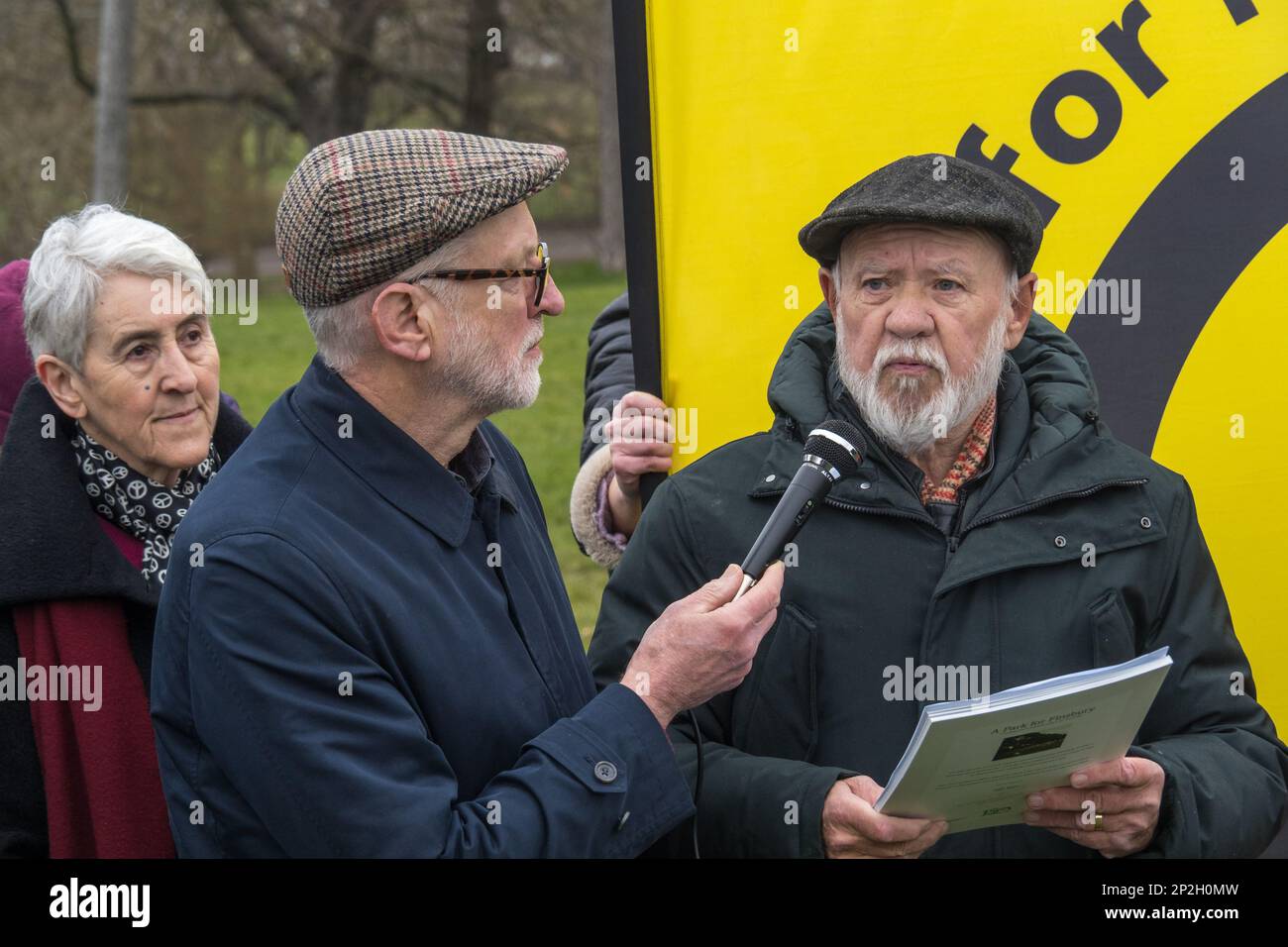 Londres, Royaume-Uni. 4 mars 2023. Un conférencier des amis de Finsbury Park parle du travail de campagne de Kent pour le parc.plusieurs centaines sont venus à la plantation d'un arbre dans le parc de Finsbury à la mémoire de Bruce Kent qui est décédé en juin dernier. Un éminent prêtre catholique, il est devenu un activiste politique et l'un des grands militants de la paix de notre époque. Parmi les conférenciers, Jeremy Corbyn et la femme de Kent, Valerie, ont planté l'arbre ensemble. Peter Marshall/Alay Live News Banque D'Images