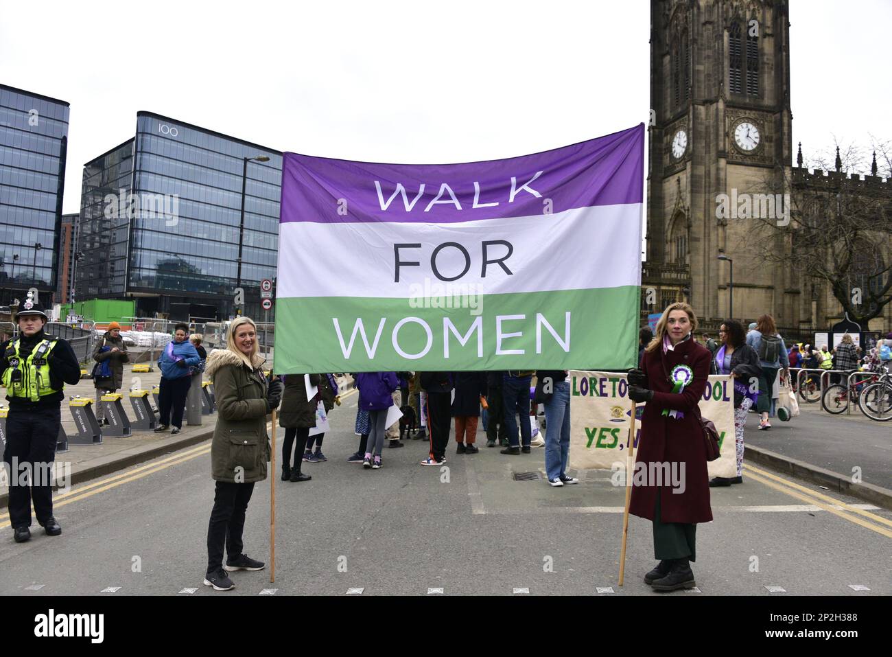 Manchester, Royaume-Uni, 4th mars 2023. Bannière « Walk for Women ». Walk for Women célèbre la prochaine Journée internationale de la femme 2023, Manchester, Royaume-Uni. Le thème mondial de cette année : « adopter l’équité » se concentre sur la manière dont les individus peuvent créer un monde inclusif. Cet événement est organisé par le Conseil municipal de Manchester et fait partie des célébrations de la Journée internationale de la femme de Manchester qui auront lieu dans toute la ville en mars. C'est la sixième année que le Conseil a organisé la Marche pour les femmes. La Journée internationale de la femme, célébrée mondialement, est le mercredi 8th mars. Crédit : Terry Waller/Alay Live News Banque D'Images