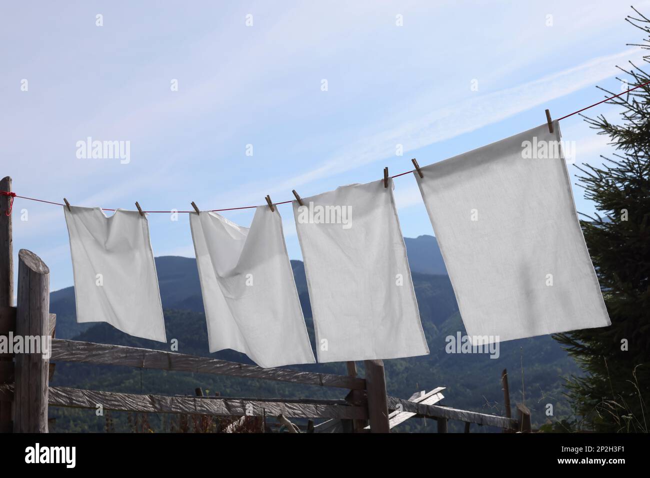 Blanchisserie avec épingles à linge en ligne à l'extérieur Banque D'Images