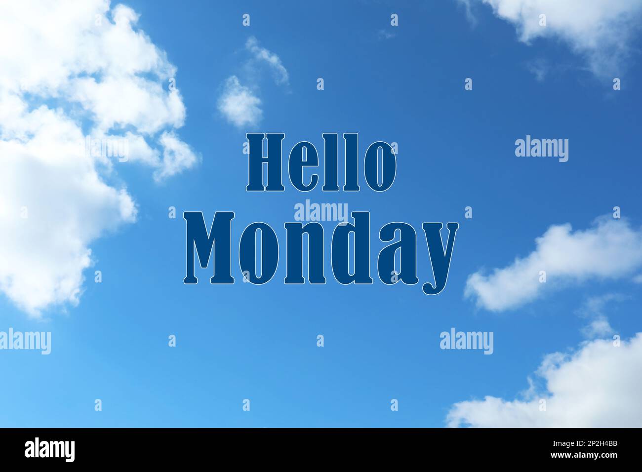 Bonjour lundi, commencez votre semaine de bonne humeur. Vue sur un magnifique ciel bleu avec des nuages moelleux Banque D'Images