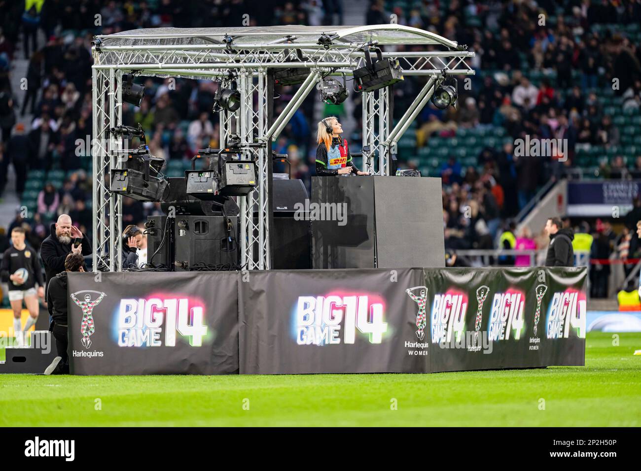 LONDRES, ROYAUME-UNI. 04th, mars 2023. DJ fidèle Sister Bliss joue de la musique live pendant le Big Game 14 Gallagher Premiership Rugby Match Round 19 Harleqins vs Exeter Chiefs au stade de Twickenham le samedi 04 mars 2023. LONDRES, ANGLETERRE. Credit: Taka G Wu/Alay Live News Banque D'Images