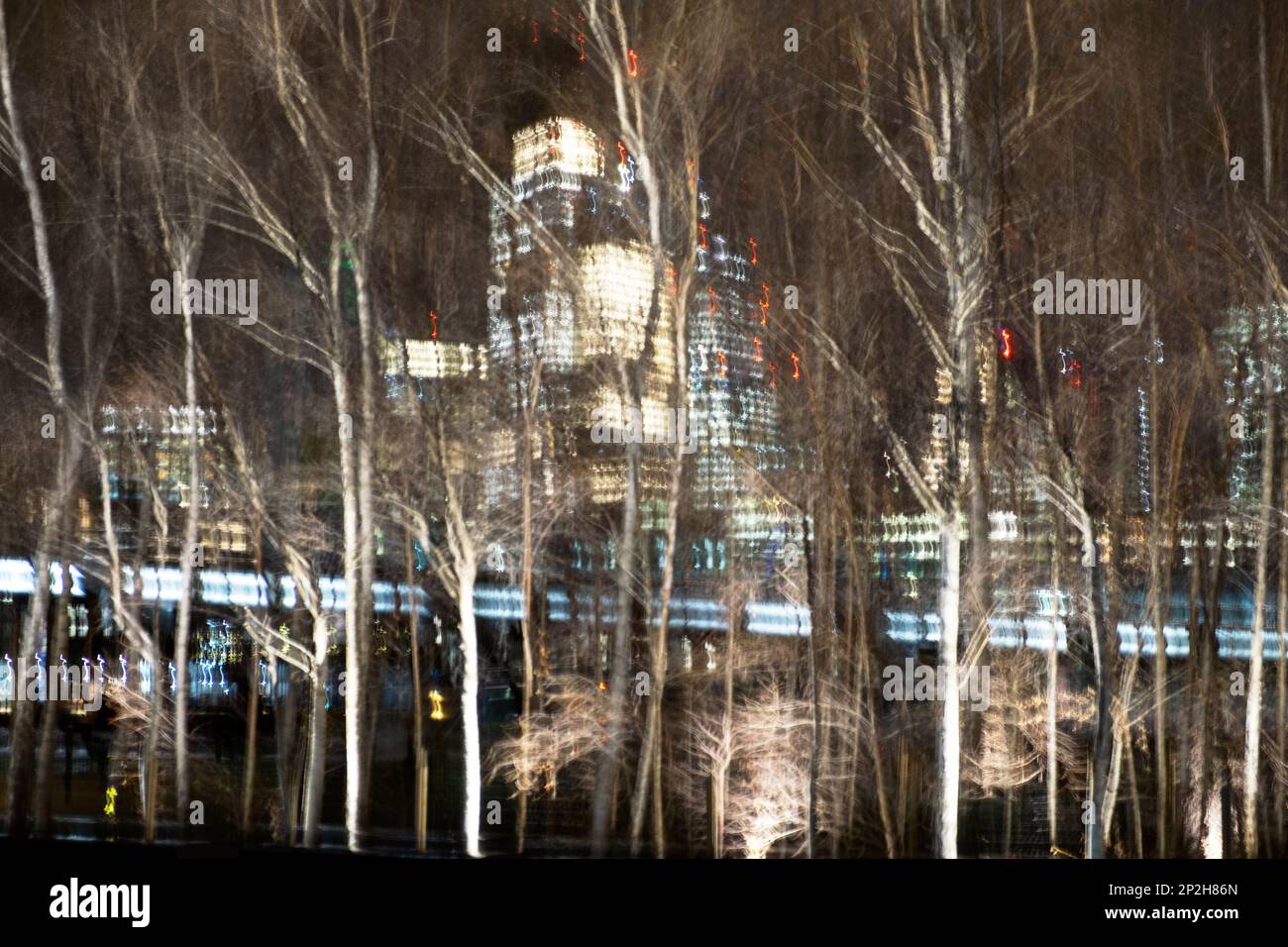 Vue floue sur la ville de Londres Millennium Bridge lumières bâtiments arbres de bouleau flous en mouvement à l'extérieur de la Tate Modern Art Gallery 2023 UK Banque D'Images