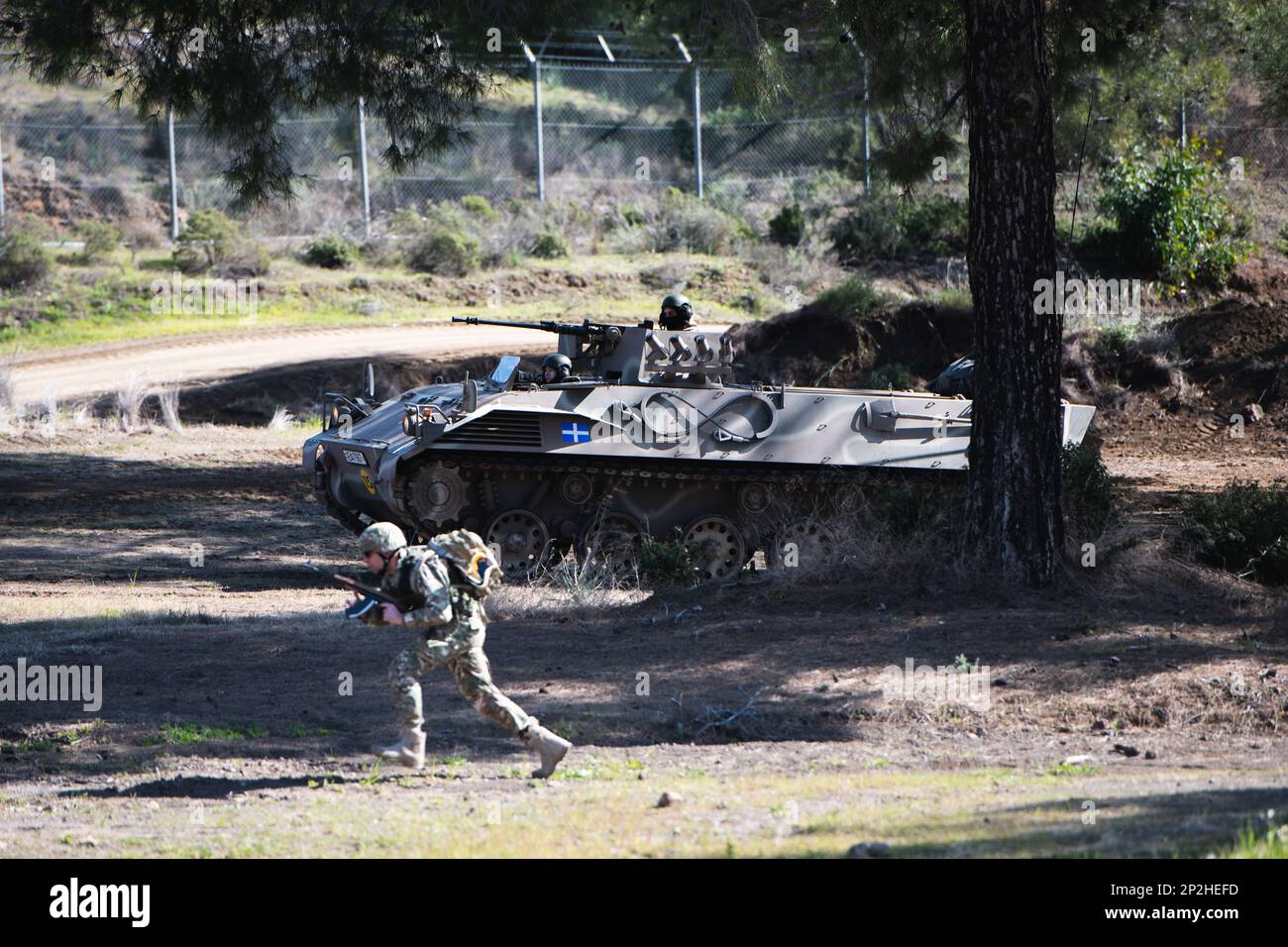 Les troupes chypriotes et la Brigade blindée de 20th ont sécurisé une zone d'atterrissage d'hélicoptère en vue d'une évacuation médicale aérienne lors d'un exercice tactique de soins aux victimes de combat à Larnaca, Chypre, le 16 février 2023, dans le cadre de l'exercice Silver Falcon 23. Silver Falcon 23 est un exercice bilatéral entre les États-Unis et Chypre, conçu pour améliorer l'interopérabilité entre les militaires des deux nations afin de s'assurer qu'ils sont prêts à toute éventualité, en particulier ceux qui impliquent une intervention en cas de crise et des opérations d'évacuation non combattantes. La Brigade aéroportée de 173rd est la U.S. Urgence de l'armée Re Banque D'Images