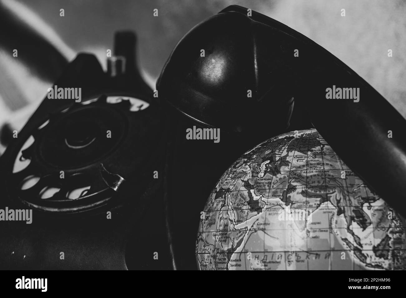 Vieux téléphone et globe en langue ukrainienne , photo en noir et blanc Banque D'Images