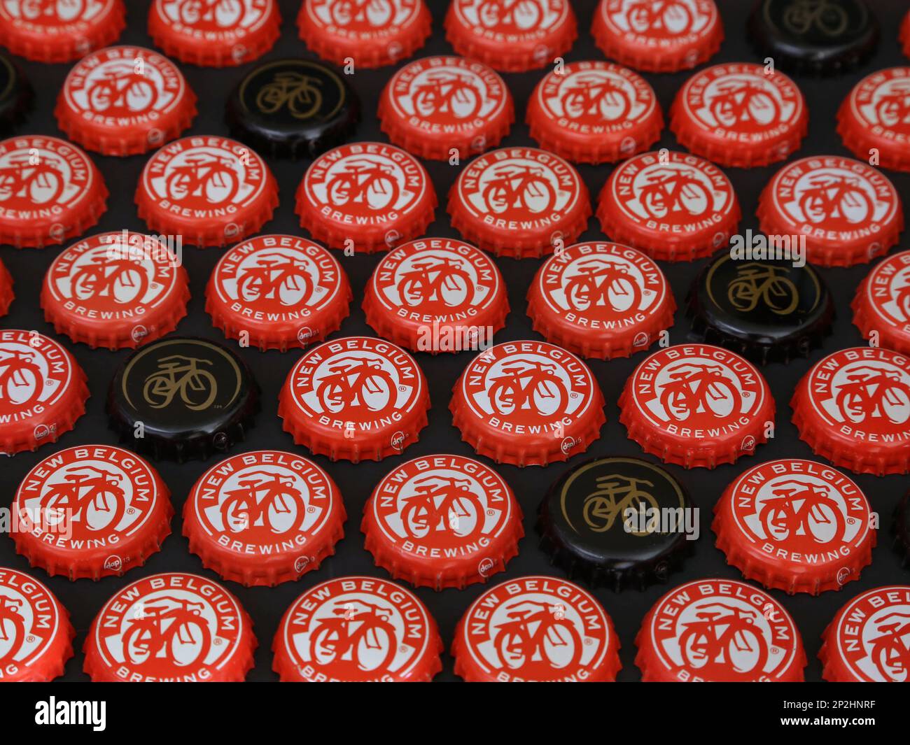 Une collection de bouchons de bouteilles de bière en métal de la marque New Belgium Brewing est présentée sur un écran plat, vu à un angle dans le 2020s. Banque D'Images